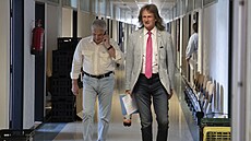 Miroslav evík pichází na ádné zasedání akademického senátu na...