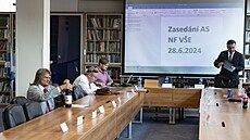 Miroslav �ev�ík se ú�astní zasedání akademického senátu na Národohospodá�ské...