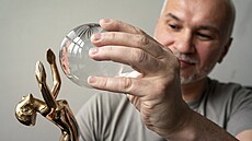 V sklárn Moser se vyrábí Kiálové glóby pro Mezinárodní filmový festival v...