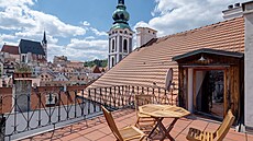 Jedna ze steních teras patících k bytu. Ob nabízejí nevední výhledy.