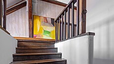 Staré devné schodit vedoucí do ateliéru a na terasy.