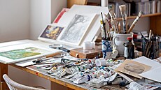 Za pracovním stolem vznikají nádherné a oceované ilustrace dtských knih.