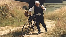 Ludk Kopiva v roli faráe Otíka z filmu Slunce, seno a pár facek z roku 1989.