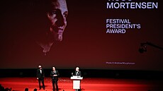 Viggo Mortensen pevzal cenu prezidenta Mezinárodního filmového festivalu...