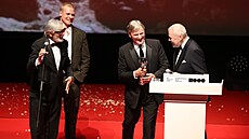 Viggo Mortensen pevzal cenu prezidenta Mezinárodního filmového festivalu...