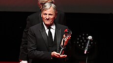 Viggo Mortensen pevzal cenu prezidenta Mezinárodního filmového festivalu...