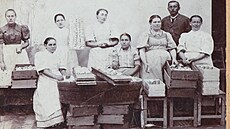 Muzeum Olomouckých tvar��k�. Výroba tvar��k� ve výrobn� u Nevrlých v roce 1900.