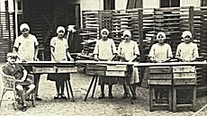 Muzeum Olomouckých tvar��k�. P�eskládávání syre�k� v roce 1930.