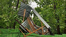 V �eském T�ín� stále likvidují �kody po sobotní silné bou�ce. Na snímku je...