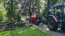 V �eském T�ín� stále likvidují �kody po sobotní silné bou�ce. (26. �ervna 2024)