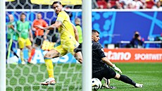 Ukrajinec Roman Jarem�uk se trefuje v zápase se Slovenskem.