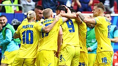 Fotbalisté Ukrajiny se radují ze vst�elené branky proti Slovensku.