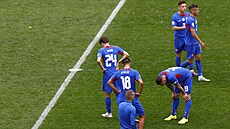Zklamaní sloventí fotbalisté po prohe s Ukrajinou.