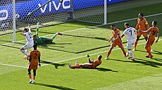 Nizozemec Donyell Malen (na zemi) si dává vlastní gól v utkání s Rakouskem.