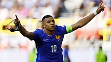 Kylian Mbappé z Francie slaví gól z penalty proti Polsku.