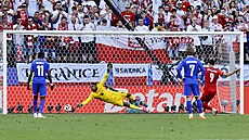 Robert Lewandowski z Polska dává gól z penalty proti Francii.