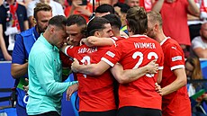 Rakou�tí fotbalisté slaví t�etí gól proti Polsku.