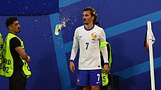 Na Antoinea Griezmanna z Francie letí kelímek od nizozemských fanou�k�.