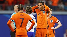 Nizozemský kapitán Virgil van Dijk nesouhlasí s odvolaným gólem.