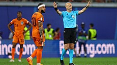 Rozhodí Anthony Taylor signalizuje neuznaný gól Nizozemc v utkání s Francií.