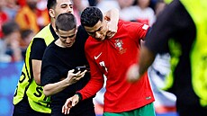 Jeden z fanou�k� se sna�í získat fotku s Cristianem Ronaldem.