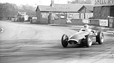 Stirling Moss s Maserati 250F pi závod v britském Aintree v záí 1954.