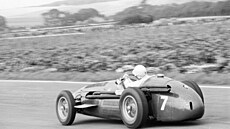 Stirling Moss s Maserati 250F pi závod v britském Aintree v záí 1954.
