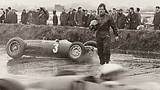 Graham Hill po nehod v BRM P261 ve Snettertonu v beznu 1964