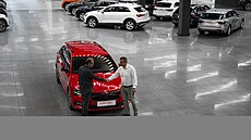 Nejv�t�í krytý autosalon p�edvád�cích, zánovních a ojetých voz� otev�ela...