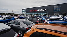 Nejv�t�í krytý autosalon p�edvád�cích, zánovních a ojetých voz� otev�ela...