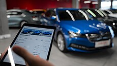 Nejv�t�í krytý autosalon p�edvád�cích, zánovních a ojetých voz� otev�ela...