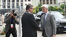 Hejtman Ústeckého kraje Jan Schiller (vlevo) vítá prezidenta Petra Pavla po...