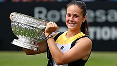 Ruská tenistka Darja Kasatkinová s trofejí pro vít�zku turnaje v Eastbourne