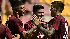 Fotbalisté Sparty slaví gól Indrita Tuciho v píprav proti AIK Stockholm.