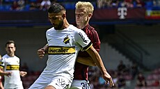 Jaroslav Zelený ze Sparty (vpravo) hlídá Omara Faraje z AIK Stockholm.