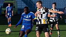 Olomoucký Ebrima Singhateh (vlevo) v p�ípravném utkání proti Hradci Králové