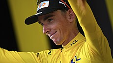 Francouzský cyklista Romain Bardet se po první etap� Tour de France oblékl do...