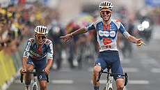 Francouzský cyklista Romain Bardet (vpravo) vítzí v úvodní etap Tour de...