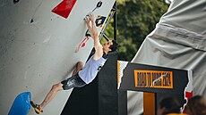 esk lezec Adam Ondra bojuje s prvnm boulderem bhem olympijsk kvalifikace v...