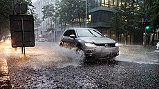 Silná boue provázená hustým detm a nárazy vtru  v Praze na Andlu. (27....