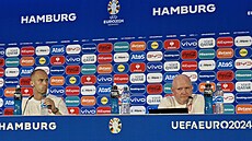 Trenér Ivan Haek (vpravo) a Václav erný hovoí na tiskové konferenci ped...