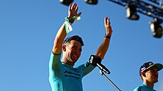 Mark Cavendish zdraví své italské píznivce ped startem Tour ve Florencii.