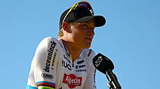 Mathieu van der Poel odpovídá na dotazy p�i týmové prezentaci p�ed za�átkem...