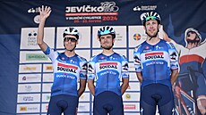 Jan Hirt mává divák�m p�i p�edstavování jezdc� na mistrovství republiky. Vedle...