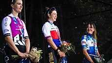 ZASLOU�Í� SI VÍT�ZSTVÍ. Bronzová Julia Kopecký pozoruje vít�zku �enského závodu...