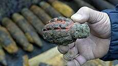 Nález ru�ního granátu, pravd�podobn� typ F-1, který se pou�íval ji� od první...