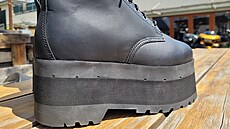 Boty ochrání nohu u�ivatele p�ed p�sobením miny, ale i následného �áru, který...