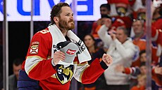 Matthew Tkachuk slaví zisk Stanley Cupu.