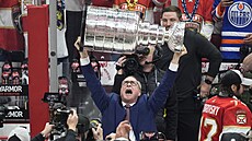 Trenér Floridy Paul Maurice zdvíhá Stanley Cup nad hlavu.