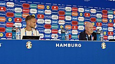 Antonín Barák (vlevo) a Ivan Haek na tiskové konferenci ped zápasem s Gruzií.